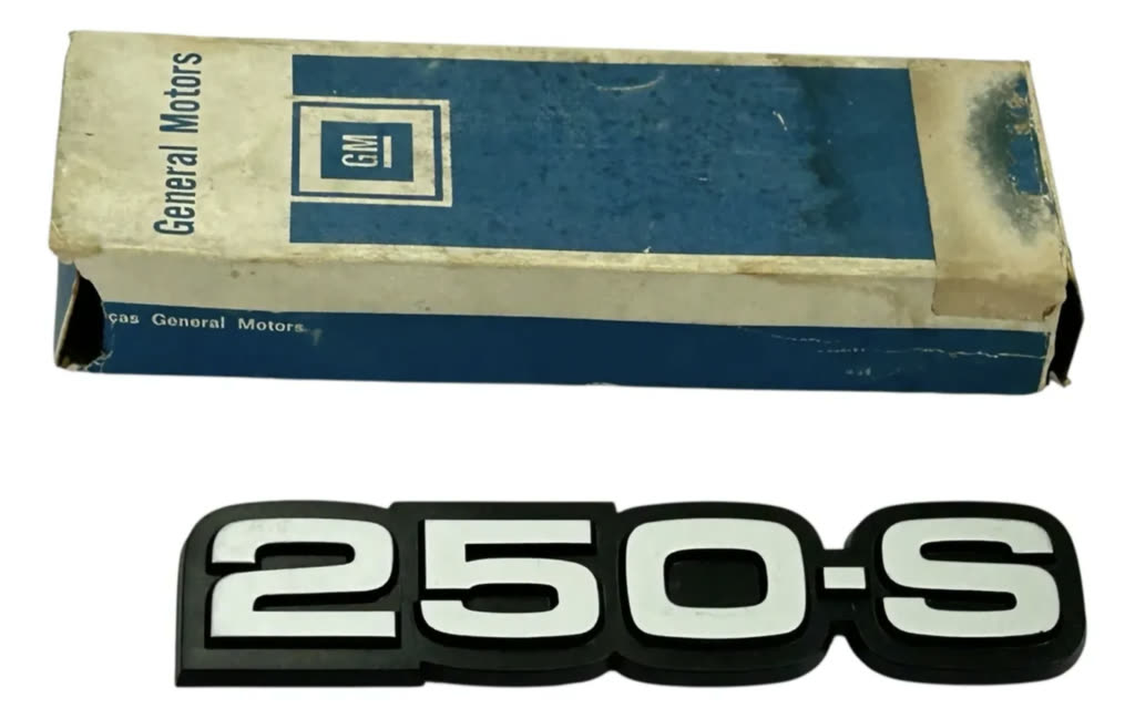 Emblema 250-S de porta-malas do Opala, em relevo preto e branco, com a caixa GM