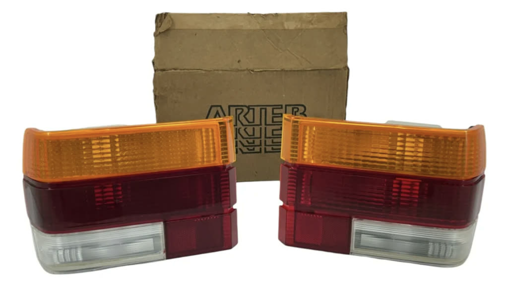 Par de lanternas traseiras Arteb do Chevette em âmbar, vermelho e cristal, com a caixa original