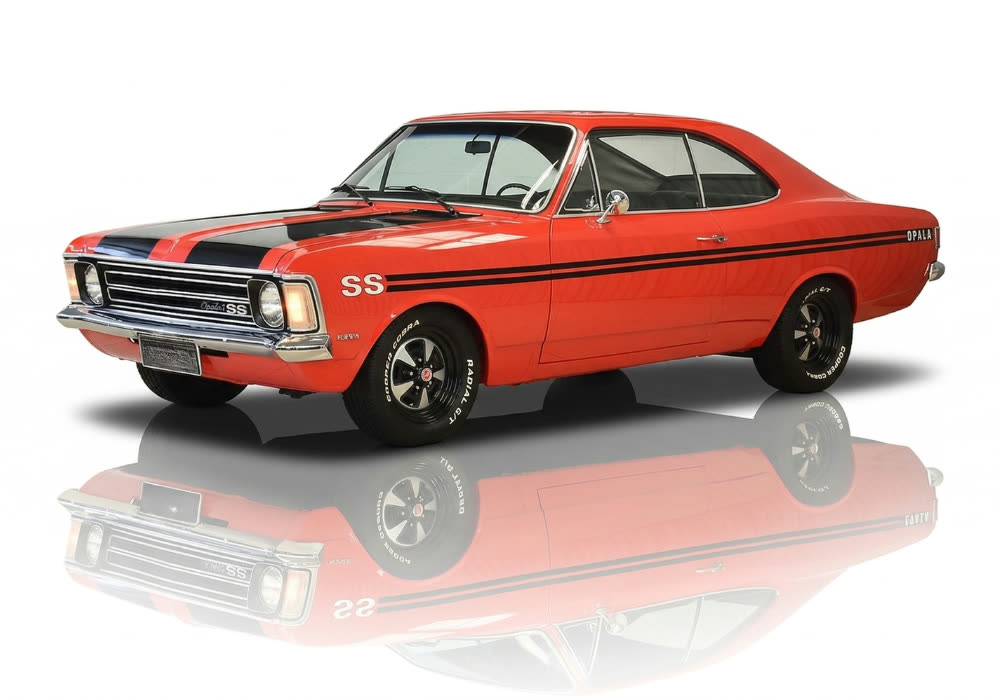 Chevrolet Opala SS vermelho com faixas pretas, clássico GM restaurado