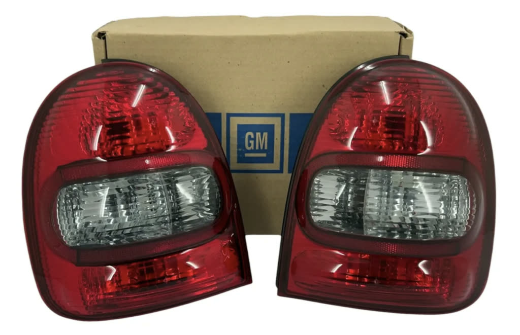 Par de lanternas traseiras do Corsa Wind em vermelho e cristal, com a caixa GM