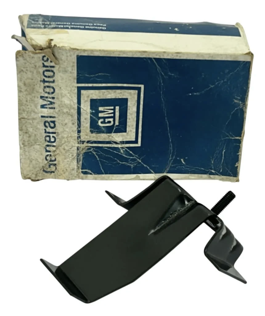 Suporte do parachoque dianteiro direito do Kadett, em chapa preta, com a caixa original GM